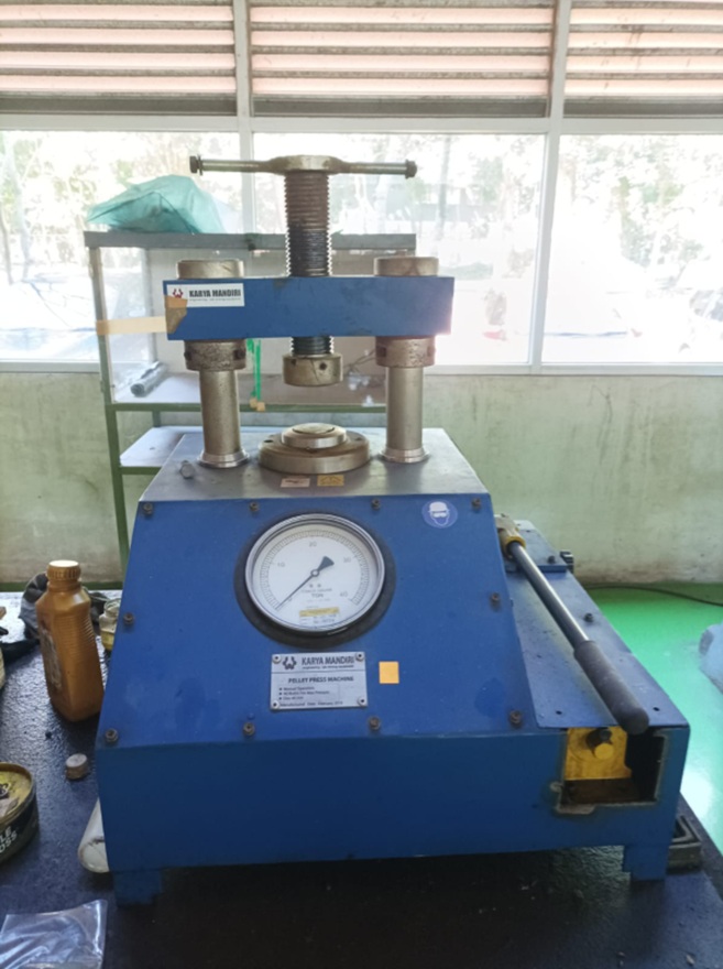 Penggunaan Mesin Press Hidrolik Manual