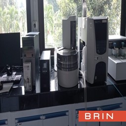 Karakterisasi lanjut Karbon Organik Terlarut / Dissolved Organic Carbon (DOC) dalam Sampel Air di laboratorium perairan limnologi