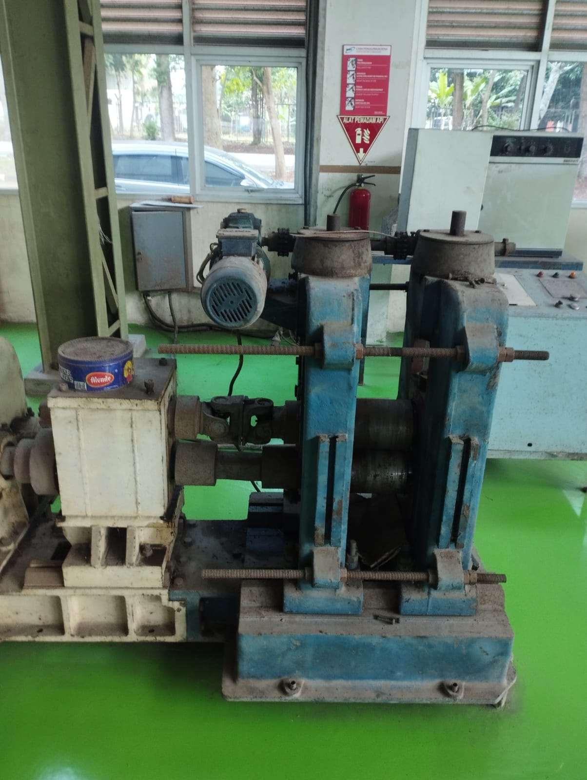 Penggunaan Mesin Roll Kecil Plus Furnace