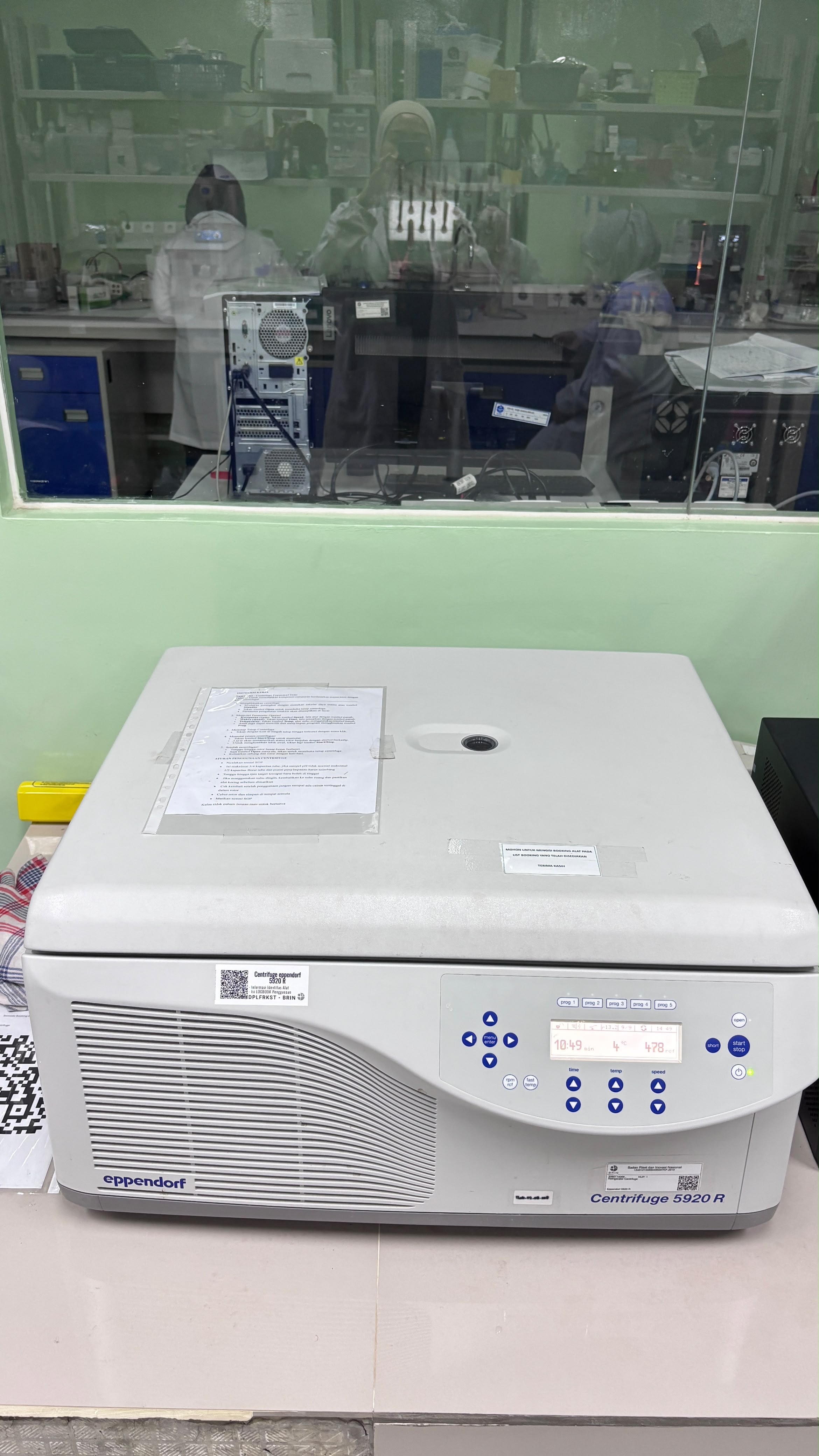 Penggunaan Centrifuge Eppendorf 5920 R