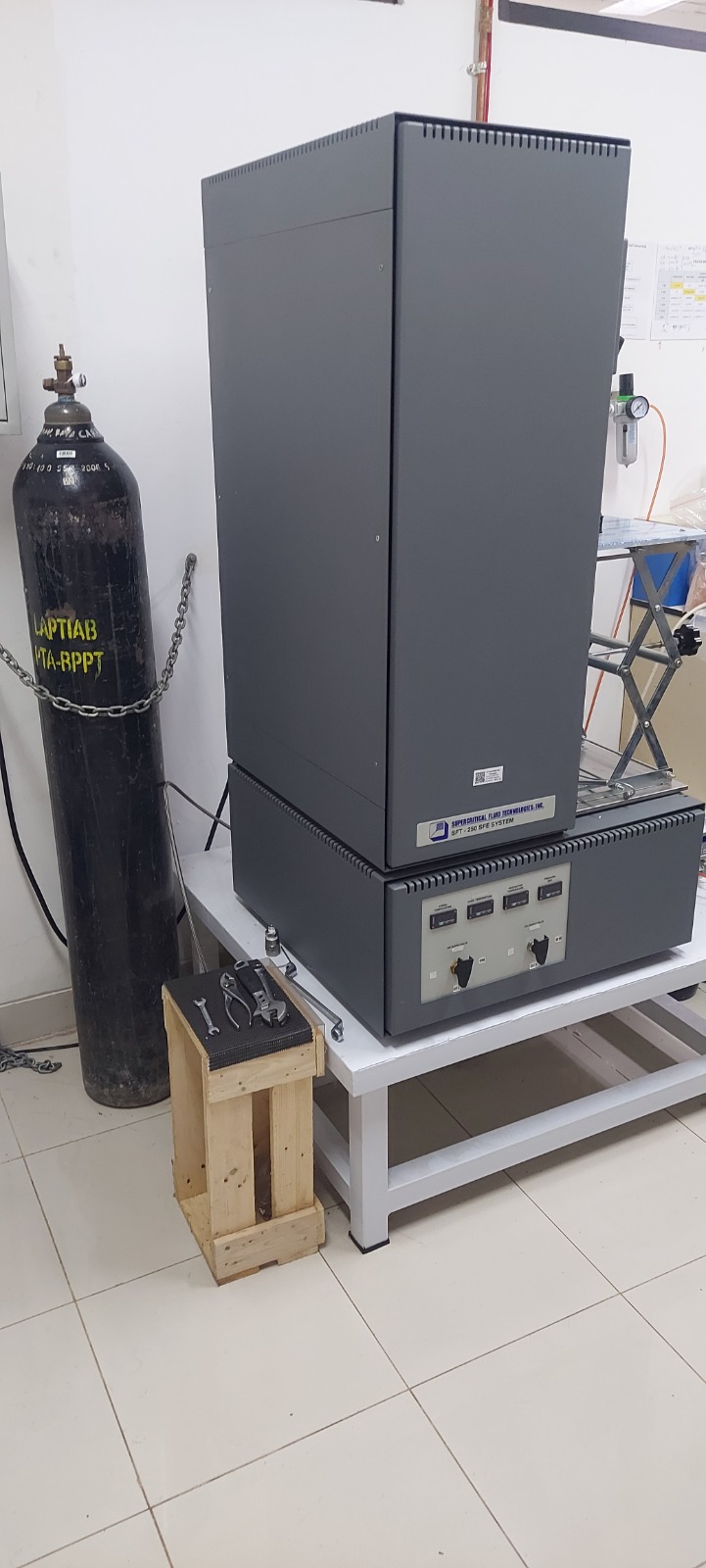 Penggunaan alat supercritical fluid extraction