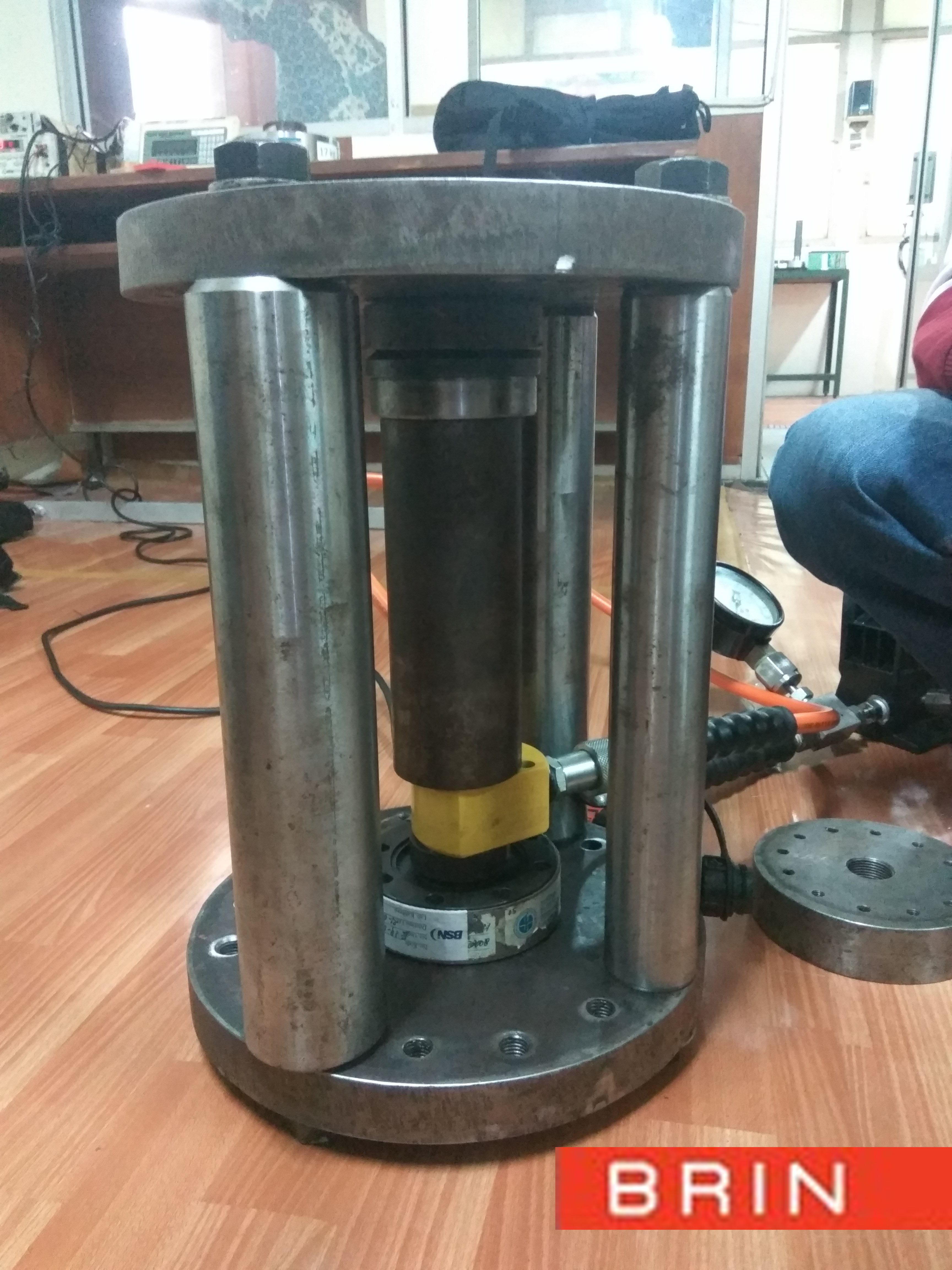 Hydraulic jack calibration capacity 0-2000 kN