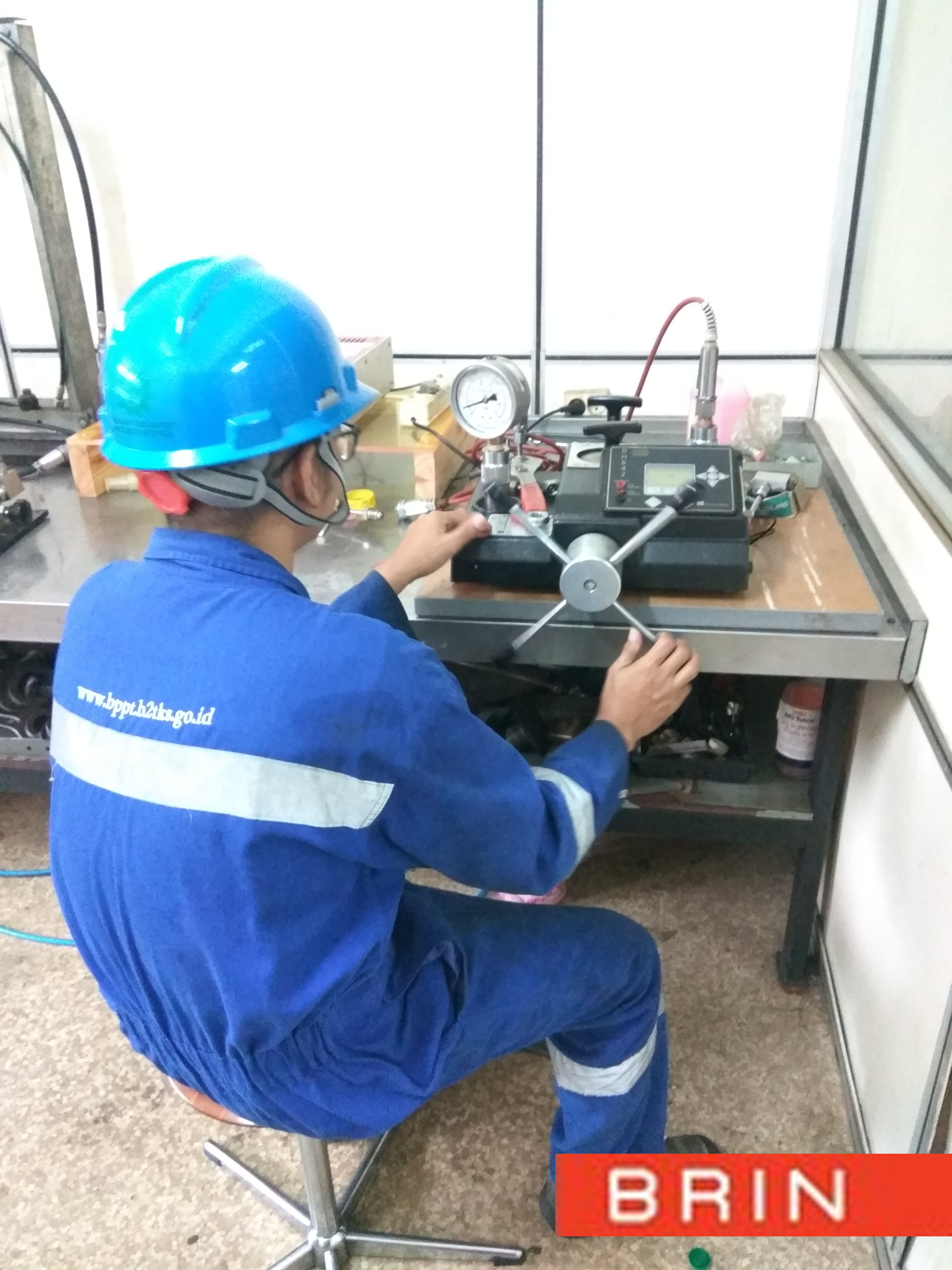 Test gauge calibration (standard manometer/calibrator)