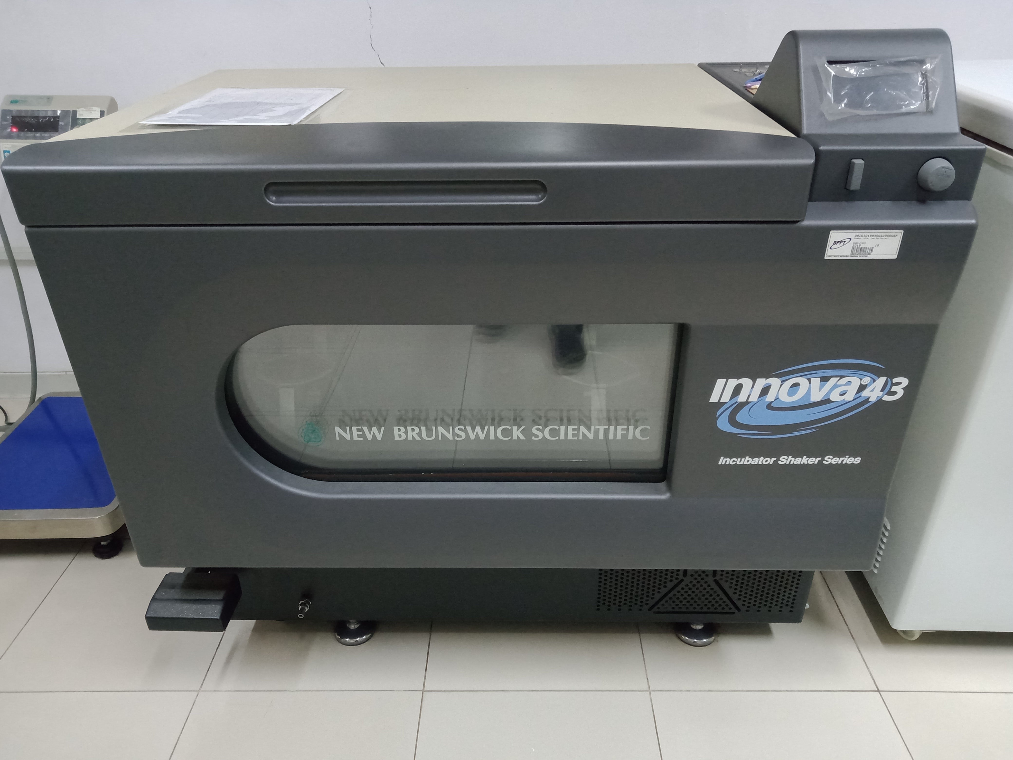 SHAKER INCUBATOR (INNOVA 43)