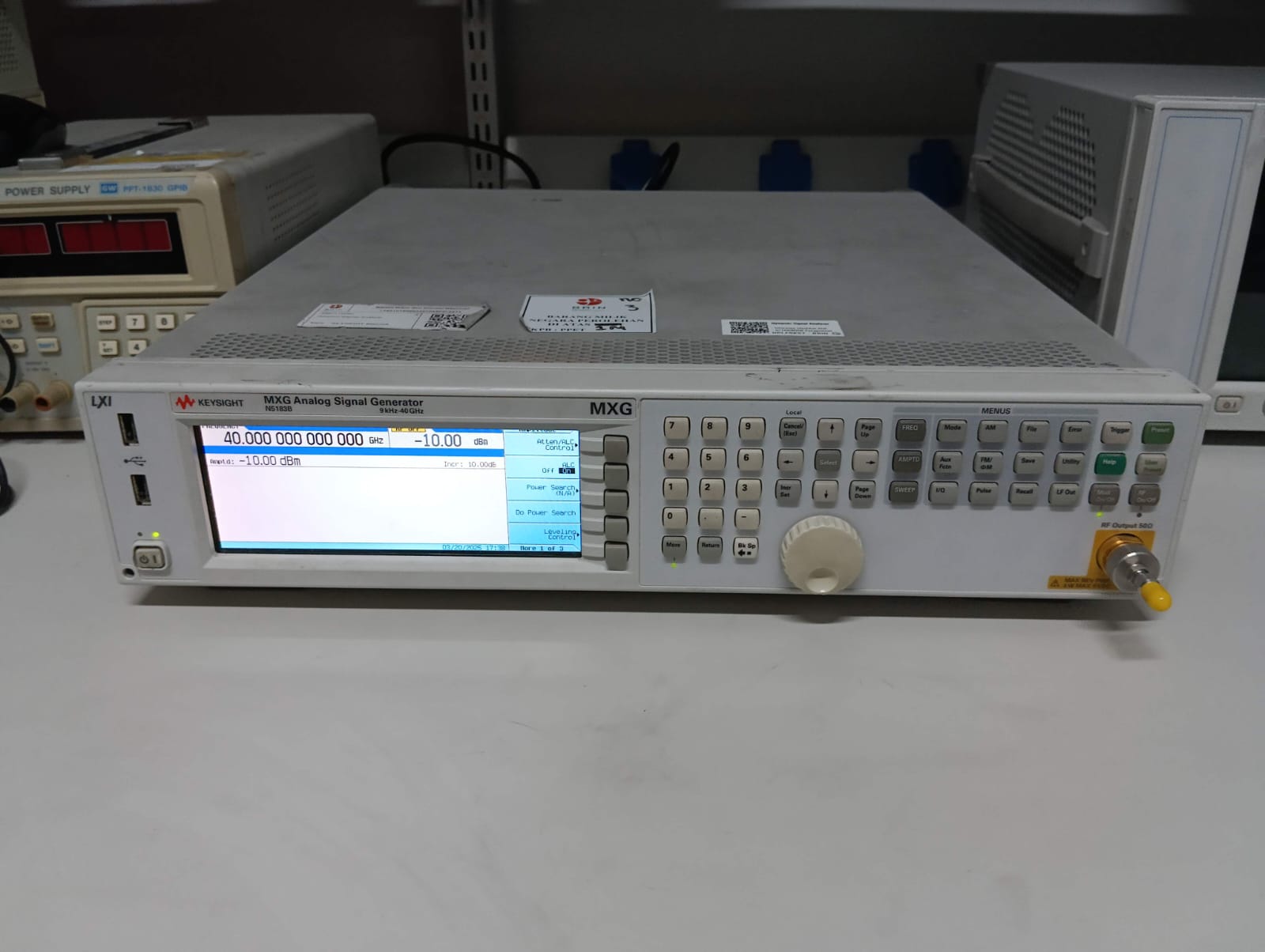 Penghasil sinyal dengan Signal Generator - 40 GHz (Analog)