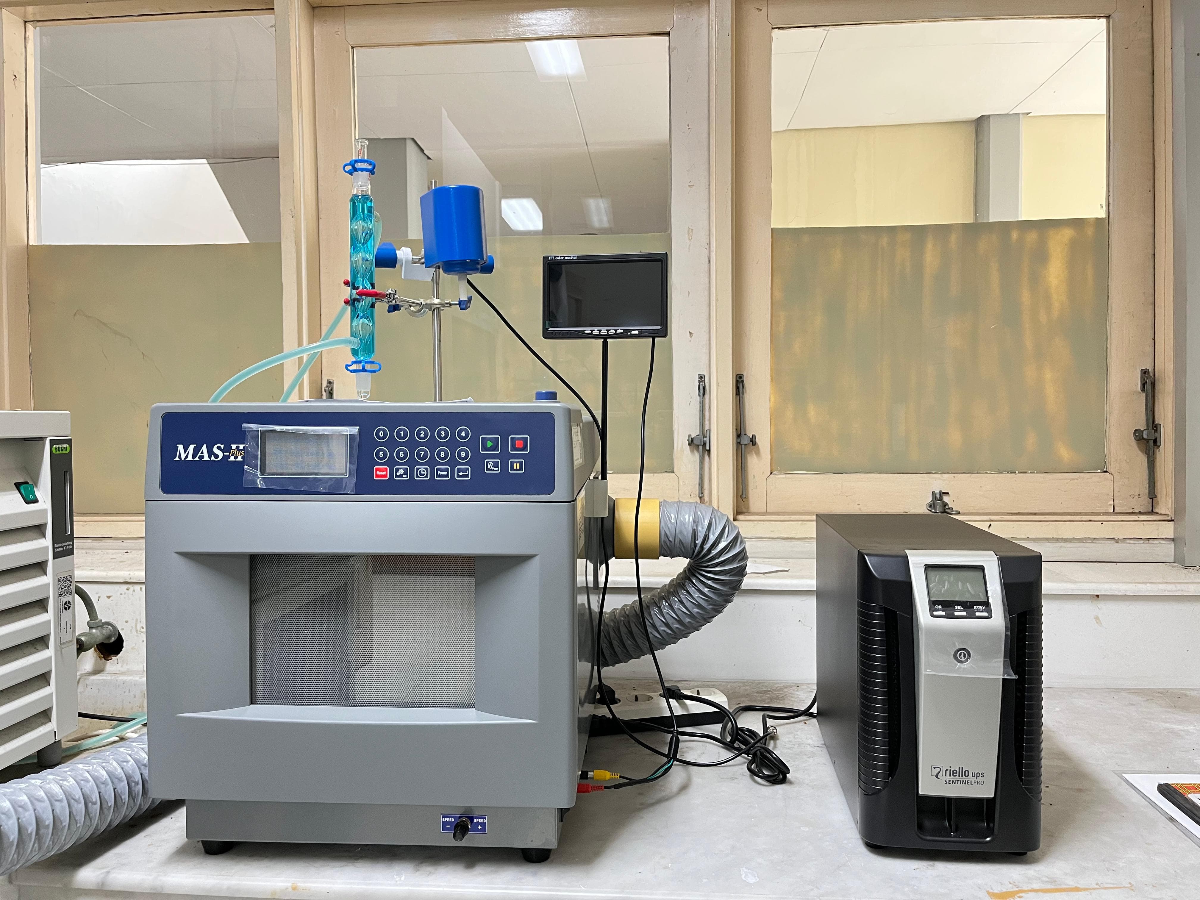 Layanan Penggunaan Microwave Synthesis Workstation