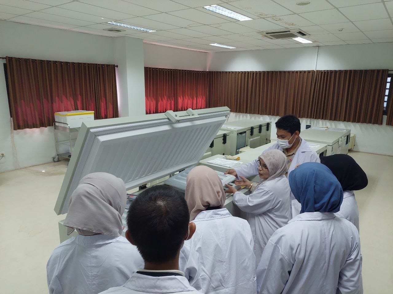 Pembimbingan Tugas Akhir (TA) Mahasiswa di Koleksi Mikroorganisme di KST Cibinong Direktorat Pengelolaan Koleksi Ilmiah