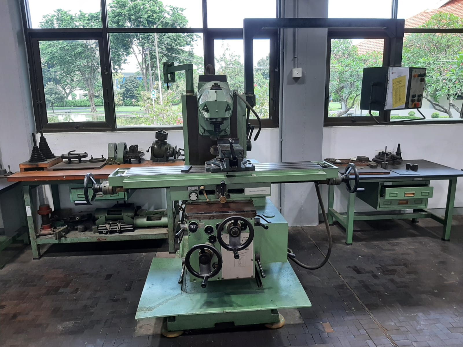 Universal Milling Machine