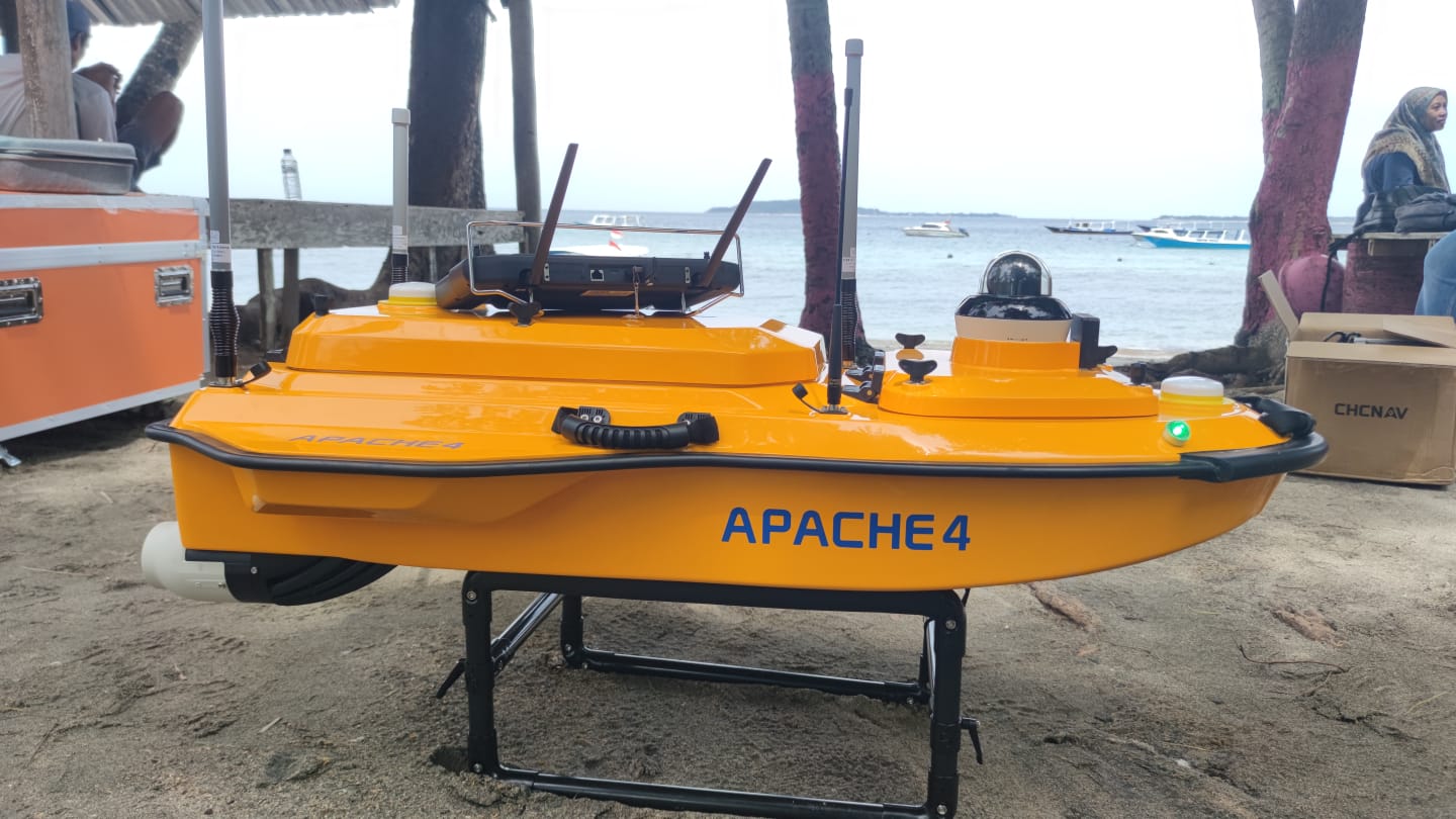 USV APACHE 4 WITH MBES HQ-400